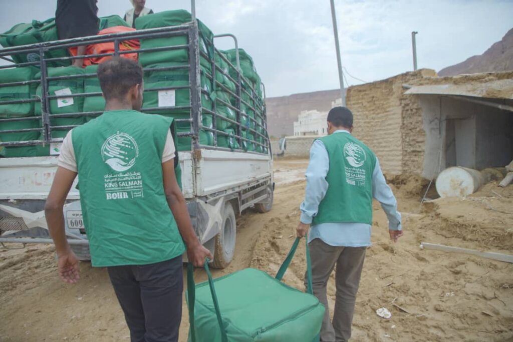 بتمويل مركز الملك سلمان للإغاثة ..محافظ حضرموت يدشن توزيع مساعدات إيوائية طارئة للمتضررين من السيول والأمطار بمديريات الوادي "صور" بتمويل مركز الملك سلمان للإغاثة ..محافظ حضرموت يدشن توزيع مساعدات إيوائية طارئة للمتضررين من السيول والأمطار بمديريات الوادي "صور"