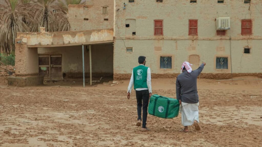 بتمويل مركز الملك سلمان للإغاثة ..محافظ حضرموت يدشن توزيع مساعدات إيوائية طارئة للمتضررين من السيول والأمطار بمديريات الوادي "صور" بتمويل مركز الملك سلمان للإغاثة ..محافظ حضرموت يدشن توزيع مساعدات إيوائية طارئة للمتضررين من السيول والأمطار بمديريات الوادي "صور"