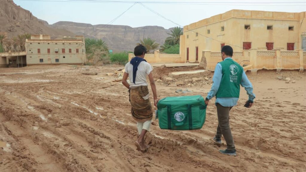 بتمويل مركز الملك سلمان للإغاثة ..محافظ حضرموت يدشن توزيع مساعدات إيوائية طارئة للمتضررين من السيول والأمطار بمديريات الوادي "صور" بتمويل مركز الملك سلمان للإغاثة ..محافظ حضرموت يدشن توزيع مساعدات إيوائية طارئة للمتضررين من السيول والأمطار بمديريات الوادي "صور"