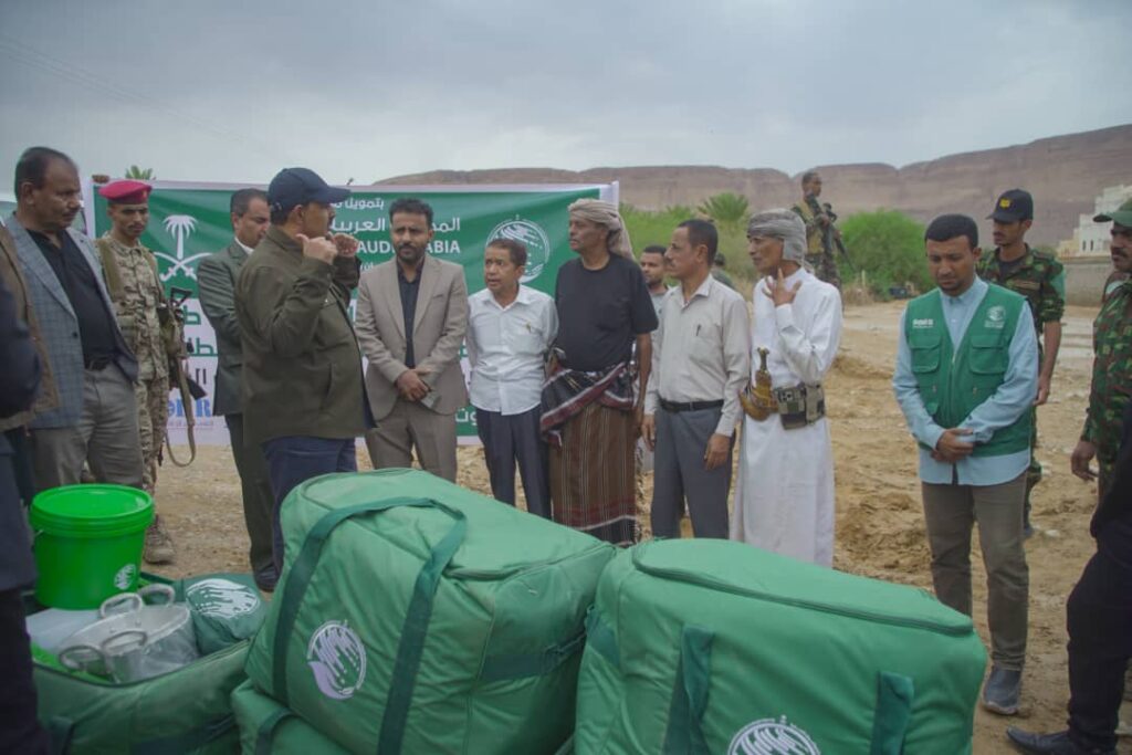 بتمويل مركز الملك سلمان للإغاثة ..محافظ حضرموت يدشن توزيع مساعدات إيوائية طارئة للمتضررين من السيول والأمطار بمديريات الوادي "صور" بتمويل مركز الملك سلمان للإغاثة ..محافظ حضرموت يدشن توزيع مساعدات إيوائية طارئة للمتضررين من السيول والأمطار بمديريات الوادي "صور"