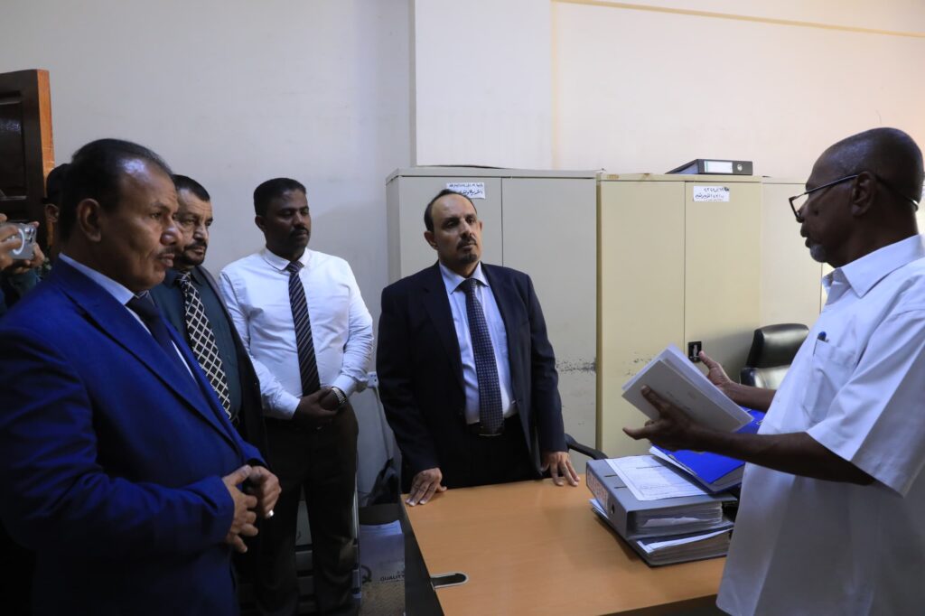 محافظ حضرموت يتفقد سير العمل في مجمع الدوائر الحكومية بسيئون ويناقش احتياجات المواطنين محافظ حضرموت يتفقد سير العمل في مجمع الدوائر الحكومية بسيئون ويناقش احتياجات المواطنين