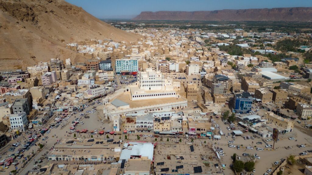 محافظ حضرموت يتفقد سير العمل في مجمع الدوائر الحكومية بسيئون ويناقش احتياجات المواطنين محافظ حضرموت يتفقد سير العمل في مجمع الدوائر الحكومية بسيئون ويناقش احتياجات المواطنين