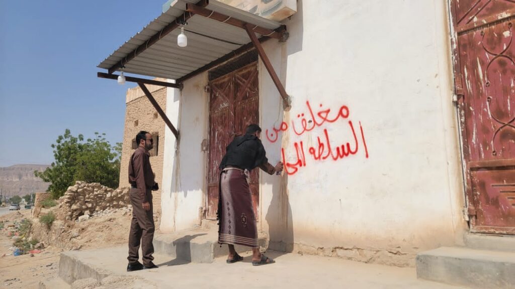 مكتب الصناعة والتجارة بسيئون يغلق عدد من محطات غاز سيارات وينفذ حملة على المكتبات لمراقبة الأسعار. "شاهد الصور" مكتب الصناعة والتجارة بسيئون يغلق عدد من محطات غاز سيارات وينفذ حملة على المكتبات لمراقبة الأسعار. "شاهد الصور"