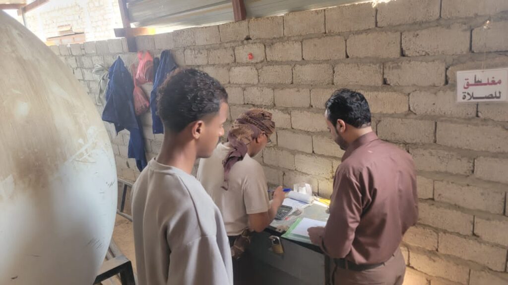 مكتب الصناعة والتجارة بسيئون يغلق عدد من محطات غاز سيارات وينفذ حملة على المكتبات لمراقبة الأسعار. "شاهد الصور" مكتب الصناعة والتجارة بسيئون يغلق عدد من محطات غاز سيارات وينفذ حملة على المكتبات لمراقبة الأسعار. "شاهد الصور"