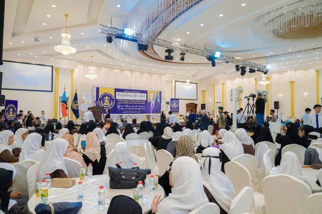 برعاية الرئيس الزُبيدي.. المجلس الانتقالي يحتفي بأوائل طلاب الثانوية العامة في الجنوب ويؤكد دعمه للتفوق العلمي برعاية الرئيس الزُبيدي.. المجلس الانتقالي يحتفي بأوائل طلاب الثانوية العامة في الجنوب ويؤكد دعمه للتفوق العلمي