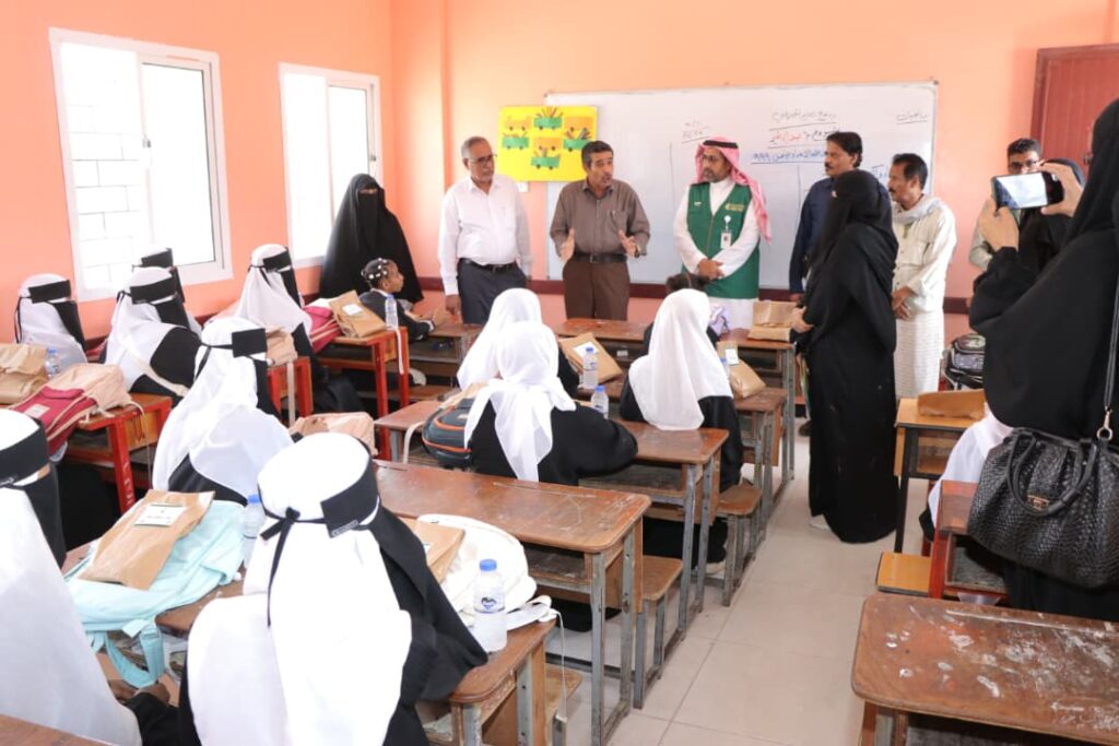 مركز الملك سلمان للإغاثة يدشّن توزيع الحقائب المدرسية بساحل حضرموت مركز الملك سلمان للإغاثة يدشّن توزيع الحقائب المدرسية بساحل حضرموت