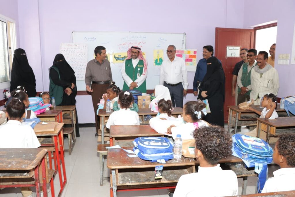 مركز الملك سلمان للإغاثة يدشّن توزيع الحقائب المدرسية بساحل حضرموت مركز الملك سلمان للإغاثة يدشّن توزيع الحقائب المدرسية بساحل حضرموت