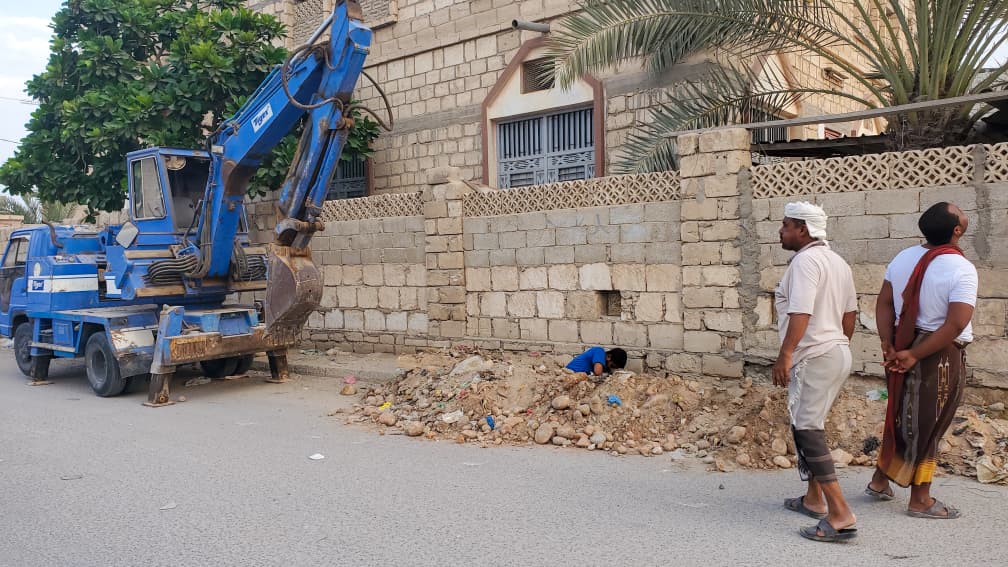 مكتب الأشغال العامة والطرق بالشحر يواصل حملة صيانة وتحديث أنظمة الإنارة وتعزيز كفاءة الطاقة بكشافات LED حديثة مكتب الأشغال العامة والطرق بالشحر يواصل حملة صيانة وتحديث أنظمة الإنارة وتعزيز كفاءة الطاقة بكشافات LED حديثة