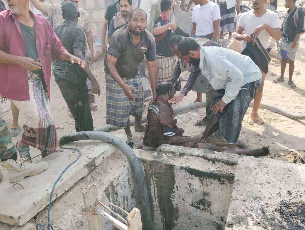 شبام : انقاذ عامل نظافة واسعافه الى المستشفى بعد سقوطه في أحد أحواض المجاري التي امتلأت نتيجة انسدادها شبام : انقاذ عامل نظافة واسعافه الى المستشفى بعد سقوطه في أحد أحواض المجاري التي امتلأت نتيجة انسدادها