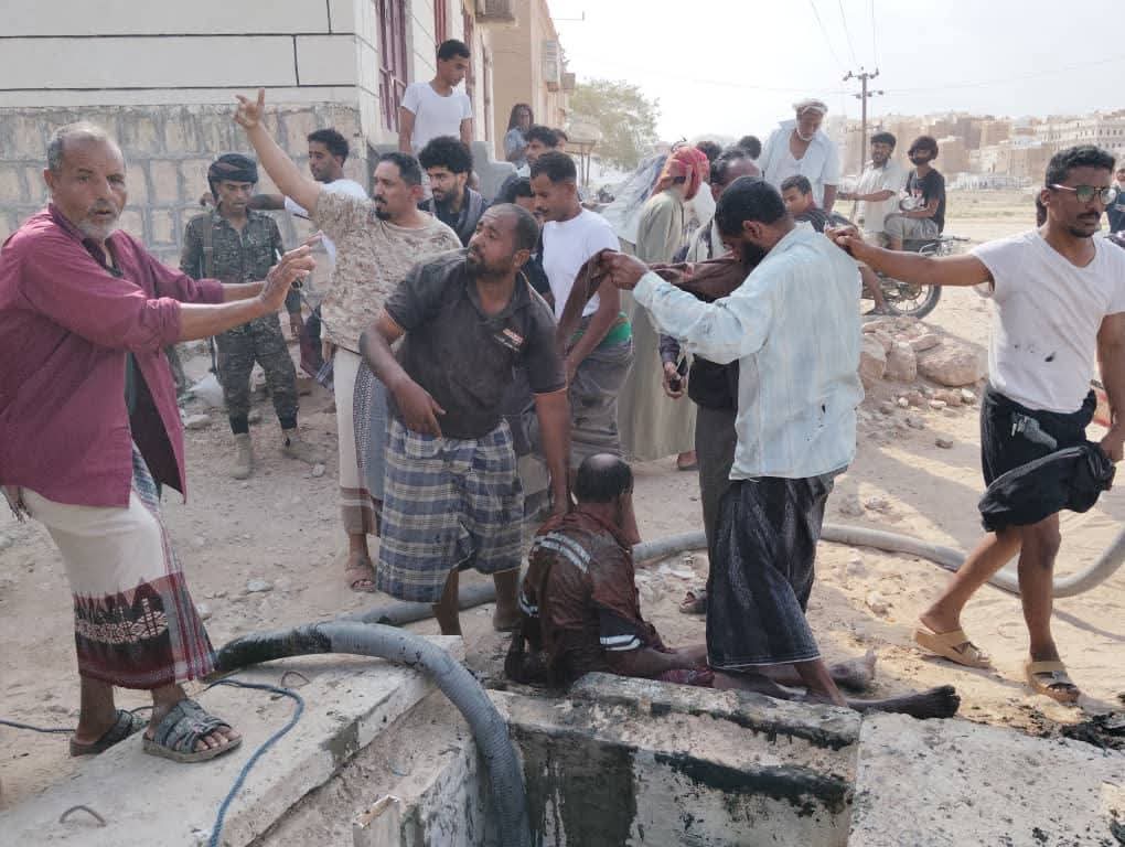 شبام : انقاذ عامل نظافة واسعافه الى المستشفى بعد سقوطه في أحد أحواض المجاري التي امتلأت نتيجة انسدادها شبام : انقاذ عامل نظافة واسعافه الى المستشفى بعد سقوطه في أحد أحواض المجاري التي امتلأت نتيجة انسدادها