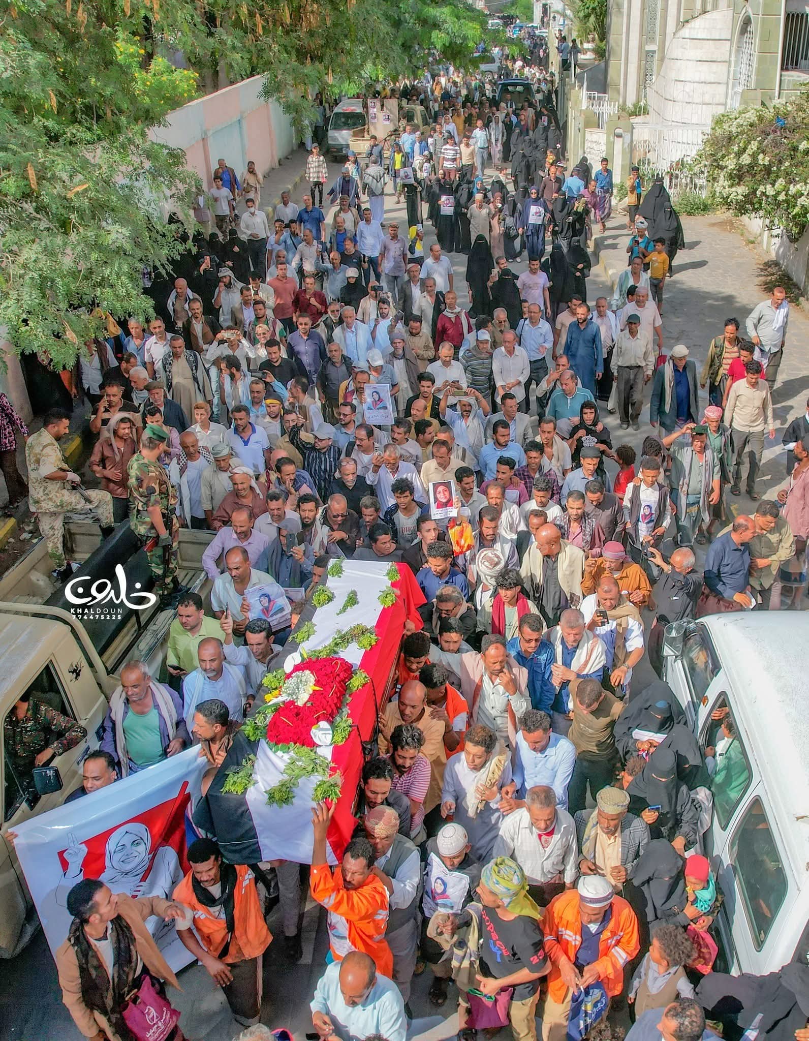 تشييع مهيب لجثمان الشهيدة افتـهان المشهري مديرة صندوق نظافة تعز - تشييع مهيب لجثمان الشهيدة افتـهان المشهري مديرة صندوق نظافة تعز -