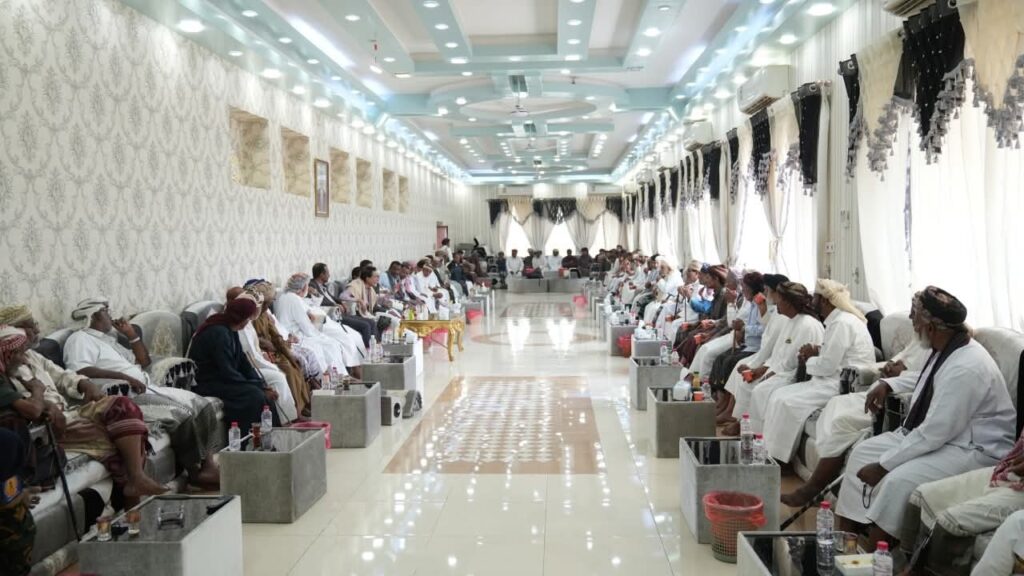 محافظ المهرة يترأس اجتماعاً موسعاً مع الشيوخ والشخصيات الاجتماعية والمكونات السياسية محافظ المهرة يترأس اجتماعاً موسعاً مع الشيوخ والشخصيات الاجتماعية والمكونات السياسية