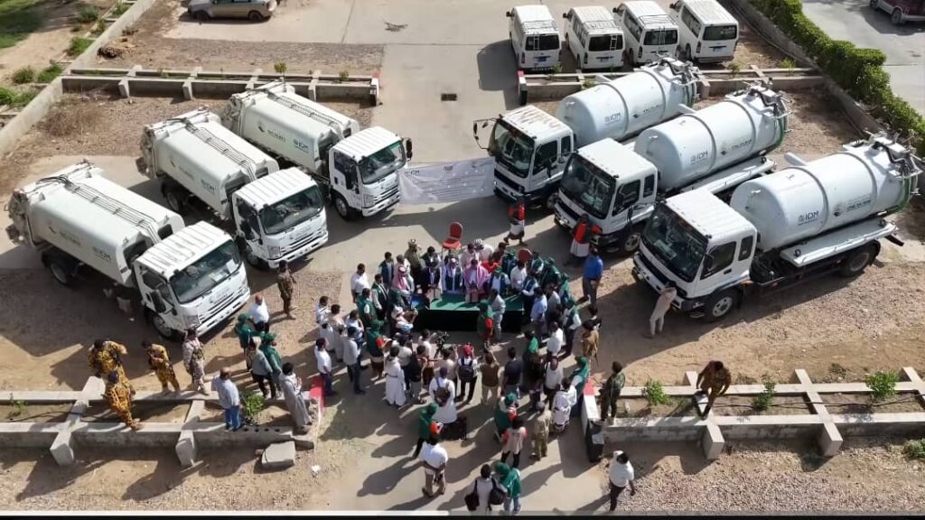 مأرب: بتمويل مركز الملك سلمان افتتاح محطة إسعافية لمعاجلة مياه الصرف الصحي وتسليم شاحنات لصندوق نظافة مأرب: بتمويل مركز الملك سلمان افتتاح محطة إسعافية لمعاجلة مياه الصرف الصحي وتسليم شاحنات لصندوق نظافة