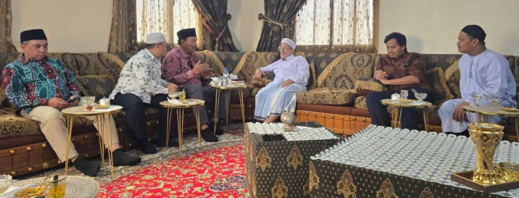 رئيس جامعة الأحقاف يستقبل سفير جمهورية إندونيسيا لدى اليمن رئيس جامعة الأحقاف يستقبل سفير جمهورية إندونيسيا لدى اليمن