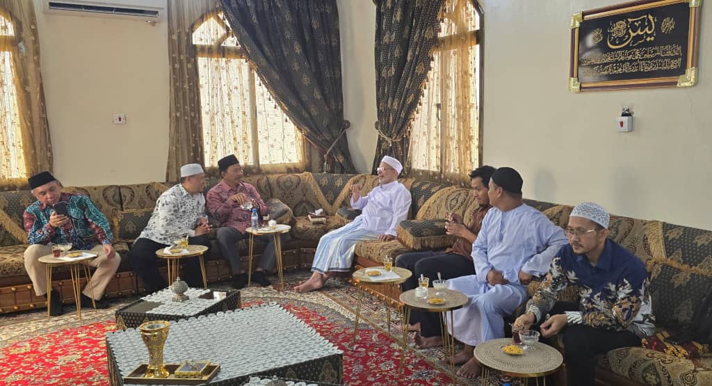 رئيس جامعة الأحقاف يستقبل سفير جمهورية إندونيسيا لدى اليمن رئيس جامعة الأحقاف يستقبل سفير جمهورية إندونيسيا لدى اليمن