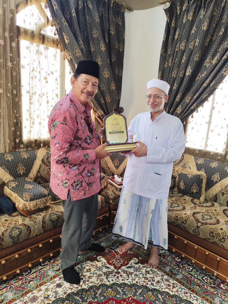 رئيس جامعة الأحقاف يستقبل سفير جمهورية إندونيسيا لدى اليمن رئيس جامعة الأحقاف يستقبل سفير جمهورية إندونيسيا لدى اليمن