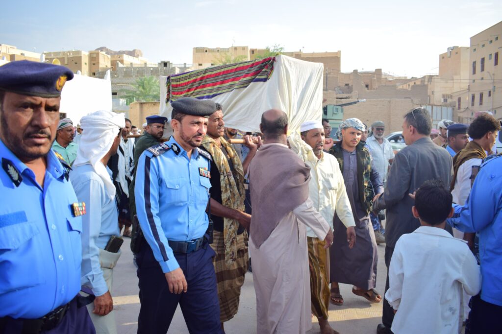 بالصور … مديرية تريم تُشيِّع جثمان الشهيد رجل المرور مساعد أول/ دوار علي صالح عزيز بالصور … مديرية تريم تُشيِّع جثمان الشهيد رجل المرور مساعد أول/ دوار علي صالح عزيز