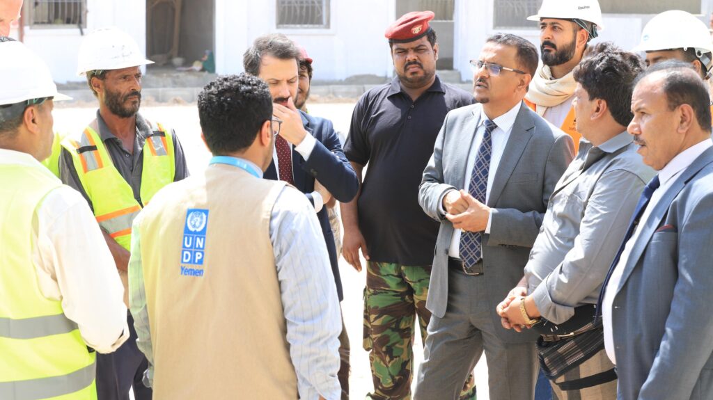الأمين العام لمحلّي حضرموت يتفقد سير العمل في مشروع مركز الصادرات السمكي الأمين العام لمحلّي حضرموت يتفقد سير العمل في مشروع مركز الصادرات السمكي