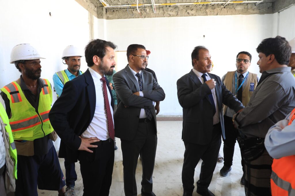 الأمين العام لمحلّي حضرموت يتفقد سير العمل في مشروع مركز الصادرات السمكي الأمين العام لمحلّي حضرموت يتفقد سير العمل في مشروع مركز الصادرات السمكي