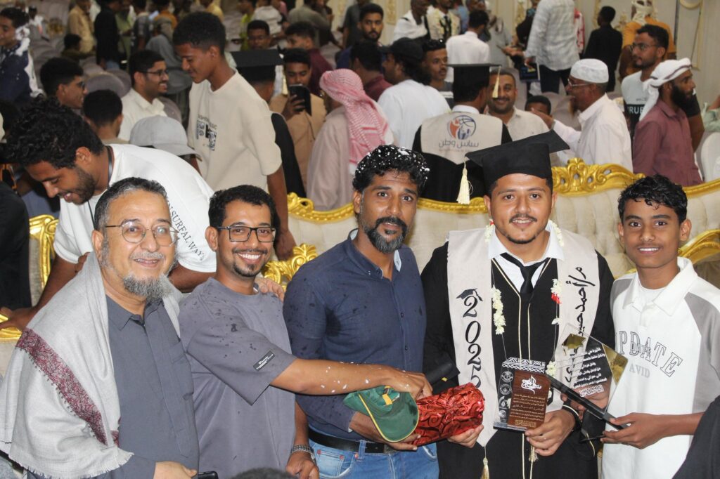 رئيس مؤسسة العوامر التنموية الشيخ حسين غالب العامري يحضر حفل تخرج نجله أحمد من جامعة حضرموت رئيس مؤسسة العوامر التنموية الشيخ حسين غالب العامري يحضر حفل تخرج نجله أحمد من جامعة حضرموت