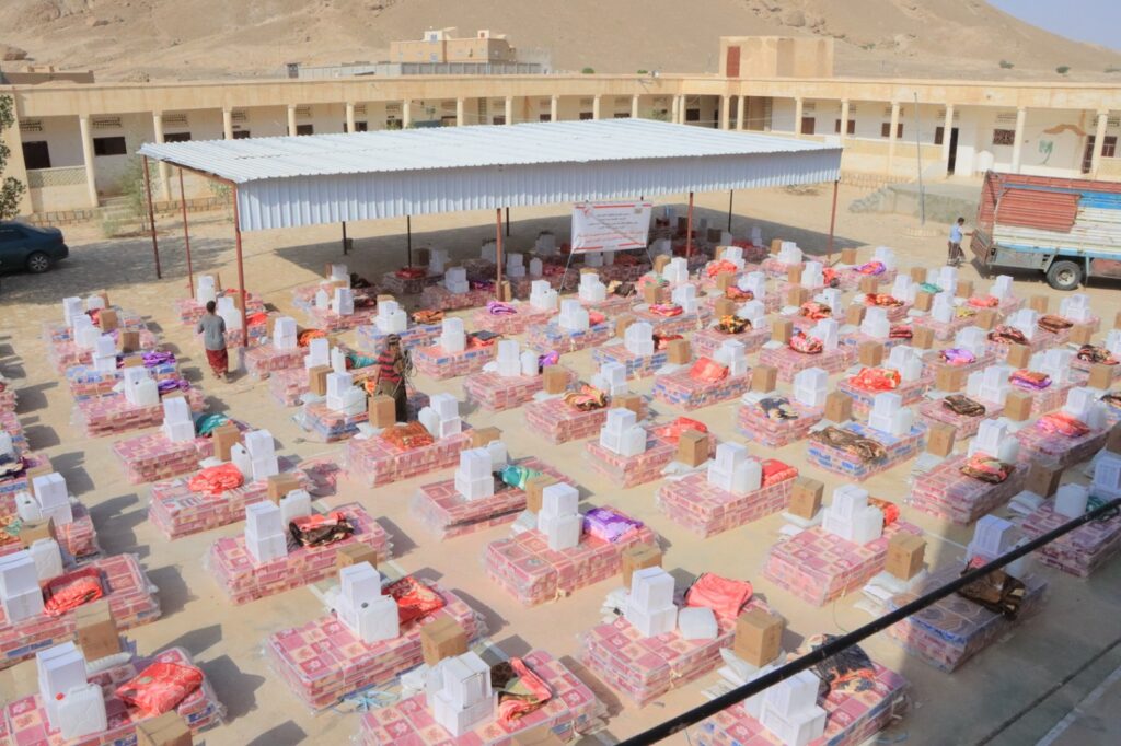 جمعية الهلال الأحمر اليمني فرع حضرموت تقدم مساعدات إغاثية ايوائية وغذائية للمتضررين من الامطار والسيول بمديرية وادي العين وحورة جمعية الهلال الأحمر اليمني فرع حضرموت تقدم مساعدات إغاثية ايوائية وغذائية للمتضررين من الامطار والسيول بمديرية وادي العين وحورة