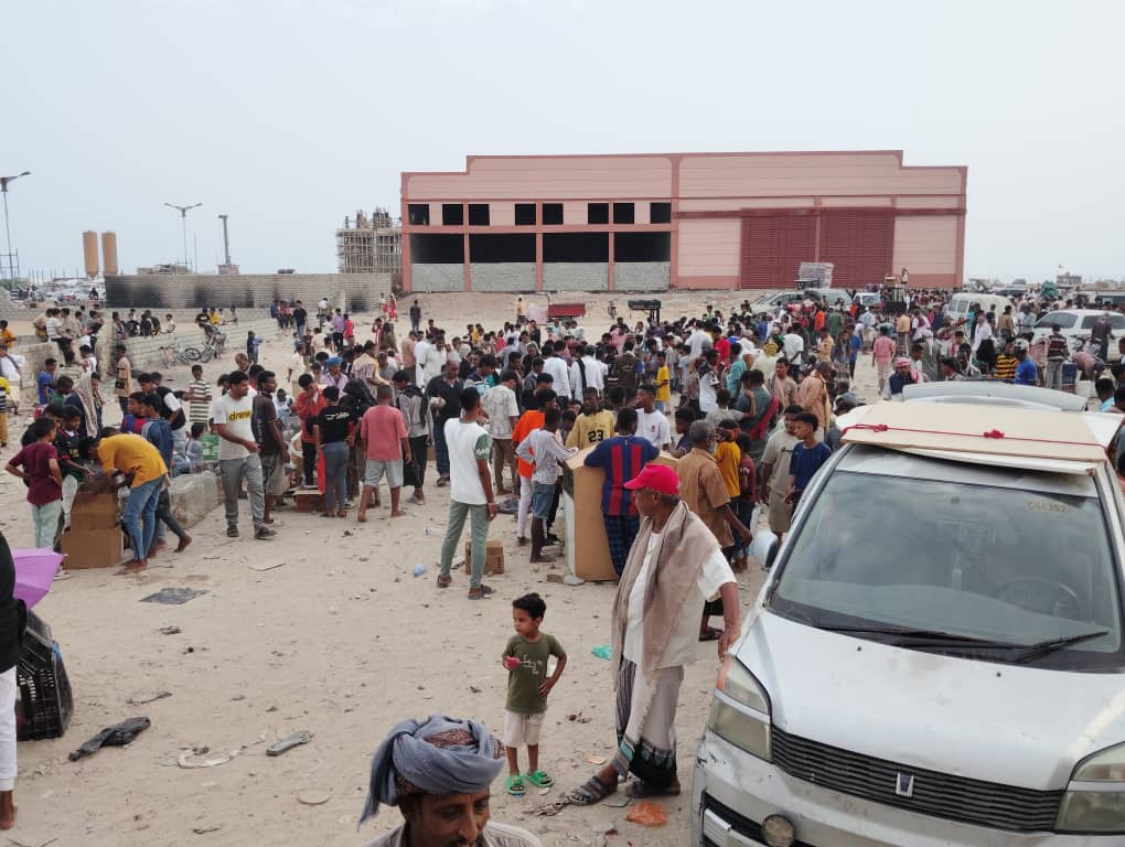 سوق الحراج في مدينة المكلا.. نافذة تجارية ومتنفس شعبي توارثه الأبناء عن الأجداد "شاهد الصور" سوق الحراج في مدينة المكلا.. نافذة تجارية ومتنفس شعبي توارثه الأبناء عن الأجداد "شاهد الصور"