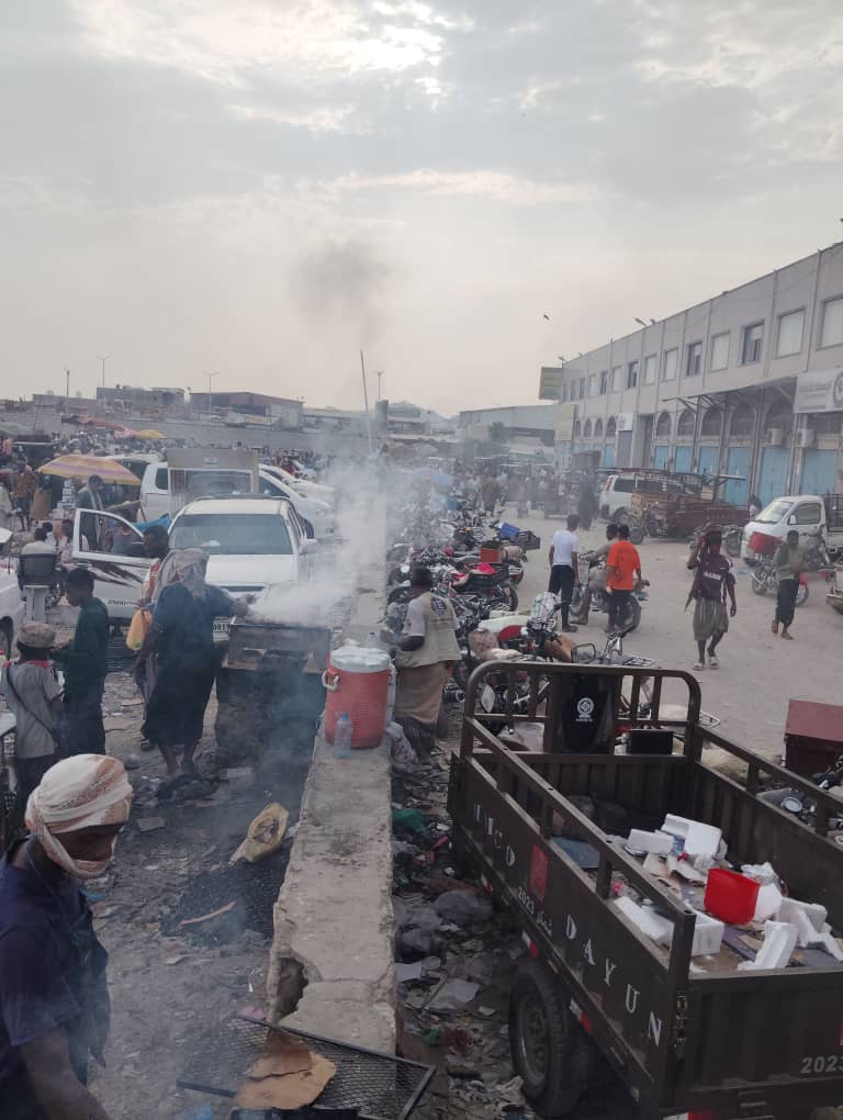 سوق الحراج في مدينة المكلا.. نافذة تجارية ومتنفس شعبي توارثه الأبناء عن الأجداد "شاهد الصور" سوق الحراج في مدينة المكلا.. نافذة تجارية ومتنفس شعبي توارثه الأبناء عن الأجداد "شاهد الصور"