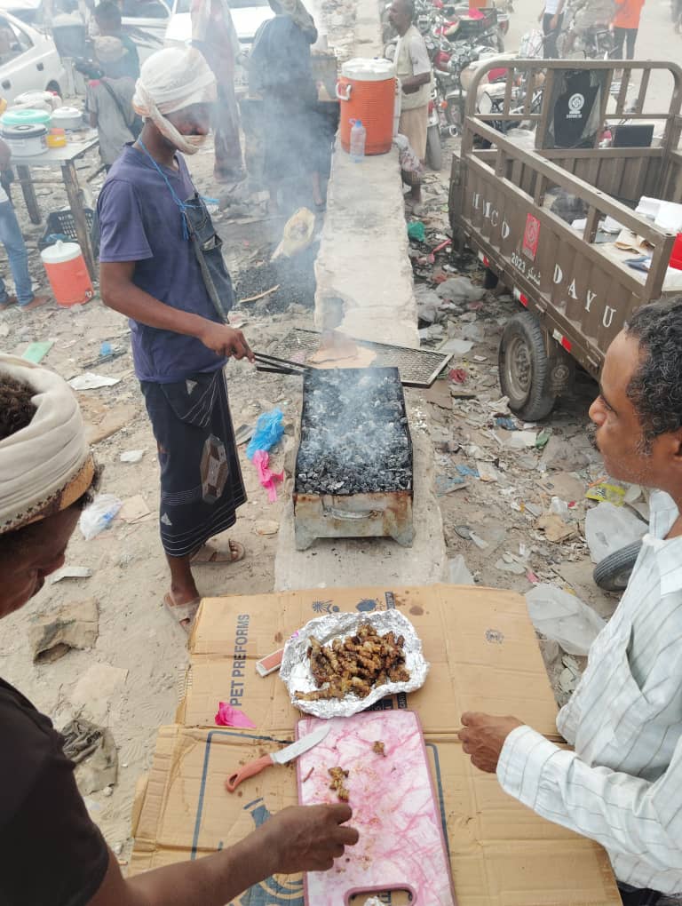سوق الحراج في مدينة المكلا.. نافذة تجارية ومتنفس شعبي توارثه الأبناء عن الأجداد "شاهد الصور" سوق الحراج في مدينة المكلا.. نافذة تجارية ومتنفس شعبي توارثه الأبناء عن الأجداد "شاهد الصور"