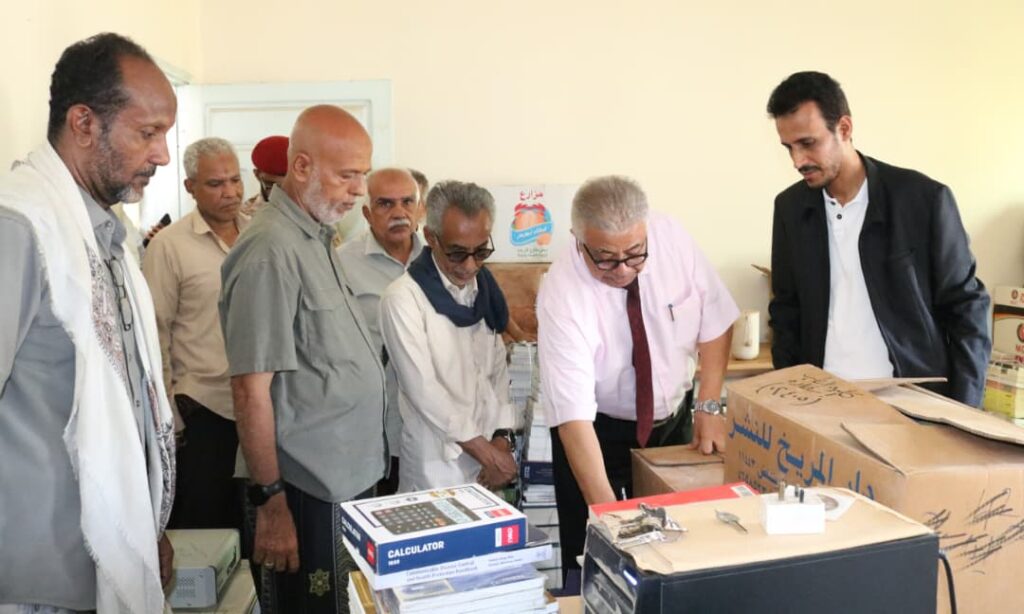 الوكيل الجيلاني و الدكتور بابعير يدشنان استلام كميات من الكتب العلمية لجامعة حضرموت و الجامعات الأخرى بالمحافظة بتمويل كريم من فاعل خير الوكيل الجيلاني و الدكتور بابعير يدشنان استلام كميات من الكتب العلمية لجامعة حضرموت و الجامعات الأخرى بالمحافظة بتمويل كريم من فاعل خير