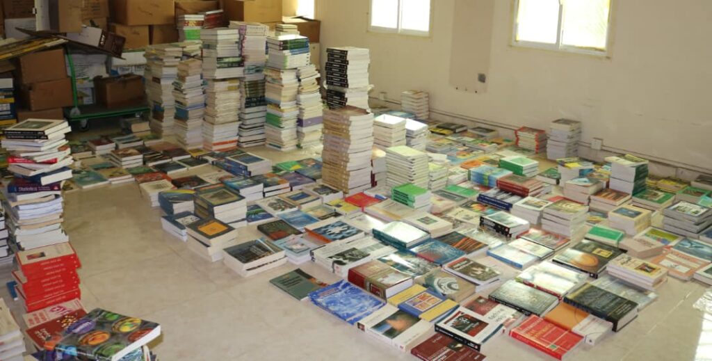 الوكيل الجيلاني و الدكتور بابعير يدشنان استلام كميات من الكتب العلمية لجامعة حضرموت و الجامعات الأخرى بالمحافظة بتمويل كريم من فاعل خير الوكيل الجيلاني و الدكتور بابعير يدشنان استلام كميات من الكتب العلمية لجامعة حضرموت و الجامعات الأخرى بالمحافظة بتمويل كريم من فاعل خير