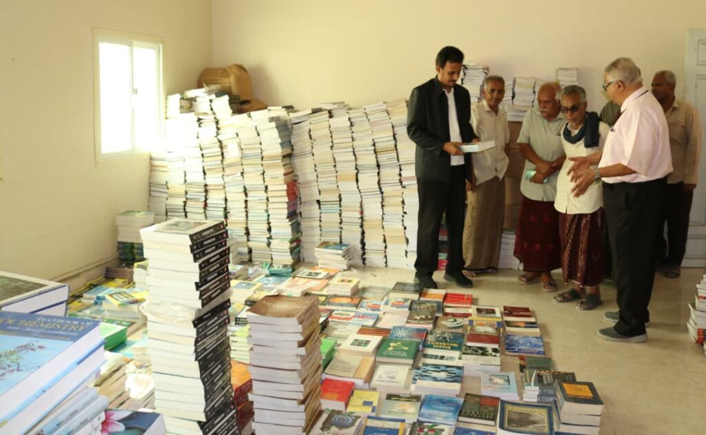 الوكيل الجيلاني و الدكتور بابعير يدشنان استلام كميات من الكتب العلمية لجامعة حضرموت و الجامعات الأخرى بالمحافظة بتمويل كريم من فاعل خير الوكيل الجيلاني و الدكتور بابعير يدشنان استلام كميات من الكتب العلمية لجامعة حضرموت و الجامعات الأخرى بالمحافظة بتمويل كريم من فاعل خير