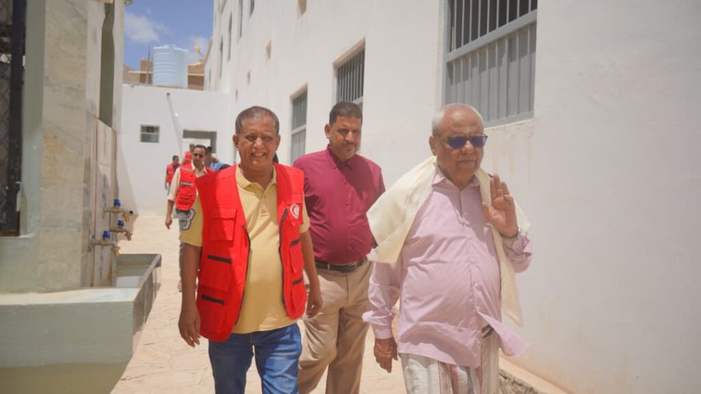 نفذته جمعية الهلال الأحمر اليمني فرع حضرموت وبتمويل الاتحاد الأوروبي للمساعدات الإنسانية .. فلهوم وبن يحيى يفتتحان مشروع تأهيل المياه والاصحاح بمدرسة النور للبنات بسيئون نفذته جمعية الهلال الأحمر اليمني فرع حضرموت وبتمويل الاتحاد الأوروبي للمساعدات الإنسانية .. فلهوم وبن يحيى يفتتحان مشروع تأهيل المياه والاصحاح بمدرسة النور للبنات بسيئون