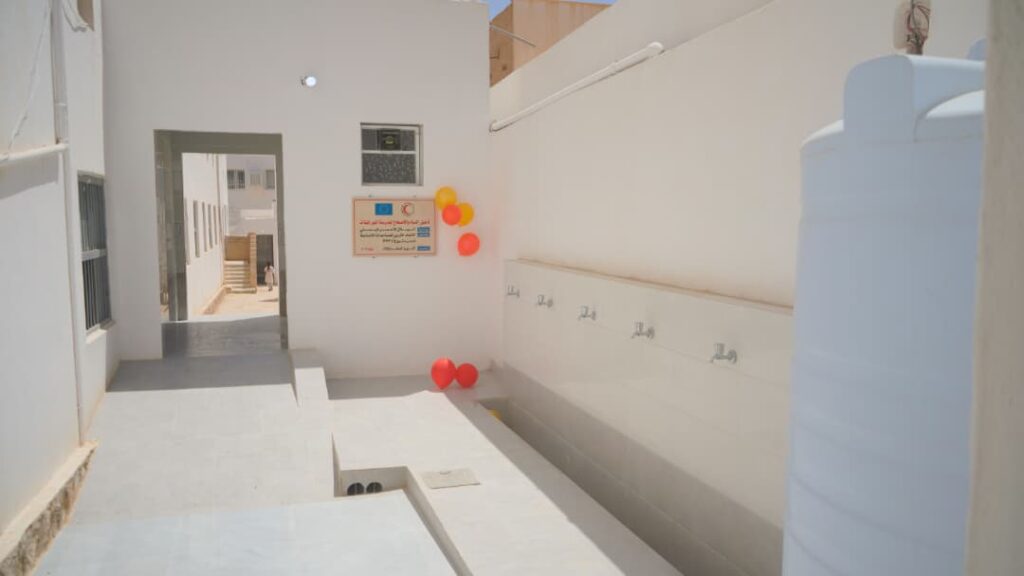 نفذته جمعية الهلال الأحمر اليمني فرع حضرموت وبتمويل الاتحاد الأوروبي للمساعدات الإنسانية .. فلهوم وبن يحيى يفتتحان مشروع تأهيل المياه والاصحاح بمدرسة النور للبنات بسيئون نفذته جمعية الهلال الأحمر اليمني فرع حضرموت وبتمويل الاتحاد الأوروبي للمساعدات الإنسانية .. فلهوم وبن يحيى يفتتحان مشروع تأهيل المياه والاصحاح بمدرسة النور للبنات بسيئون