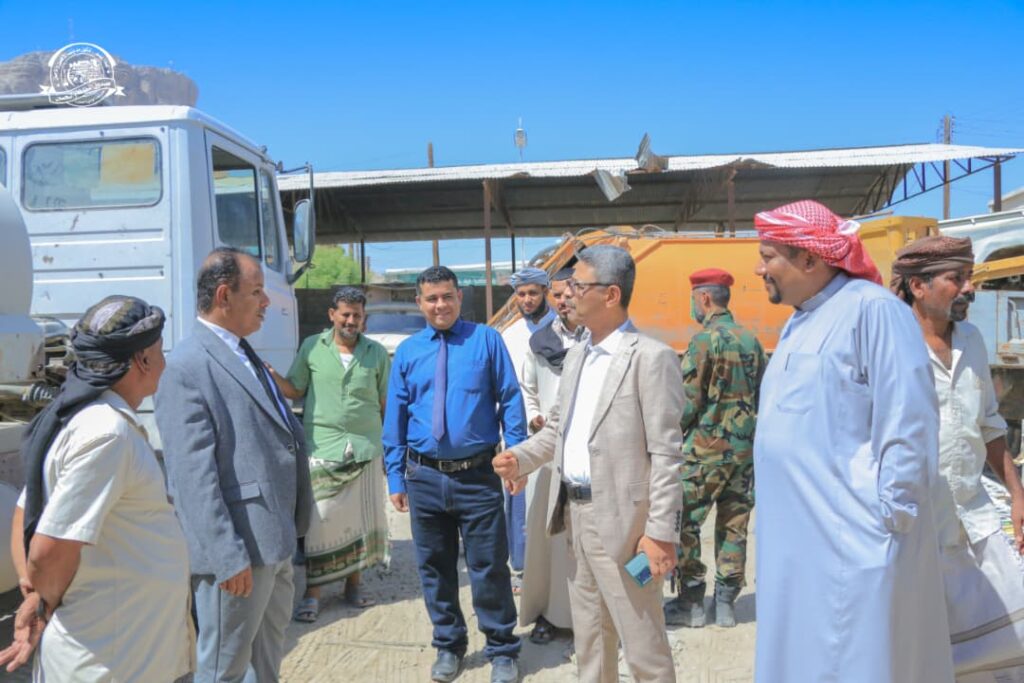 الوكيل العامري يطّلع على سير العمل بوحدة نظافة وتحسين مديرية سيئون ويشيد بجهود العاملين فيها الوكيل العامري يطّلع على سير العمل بوحدة نظافة وتحسين مديرية سيئون ويشيد بجهود العاملين فيها