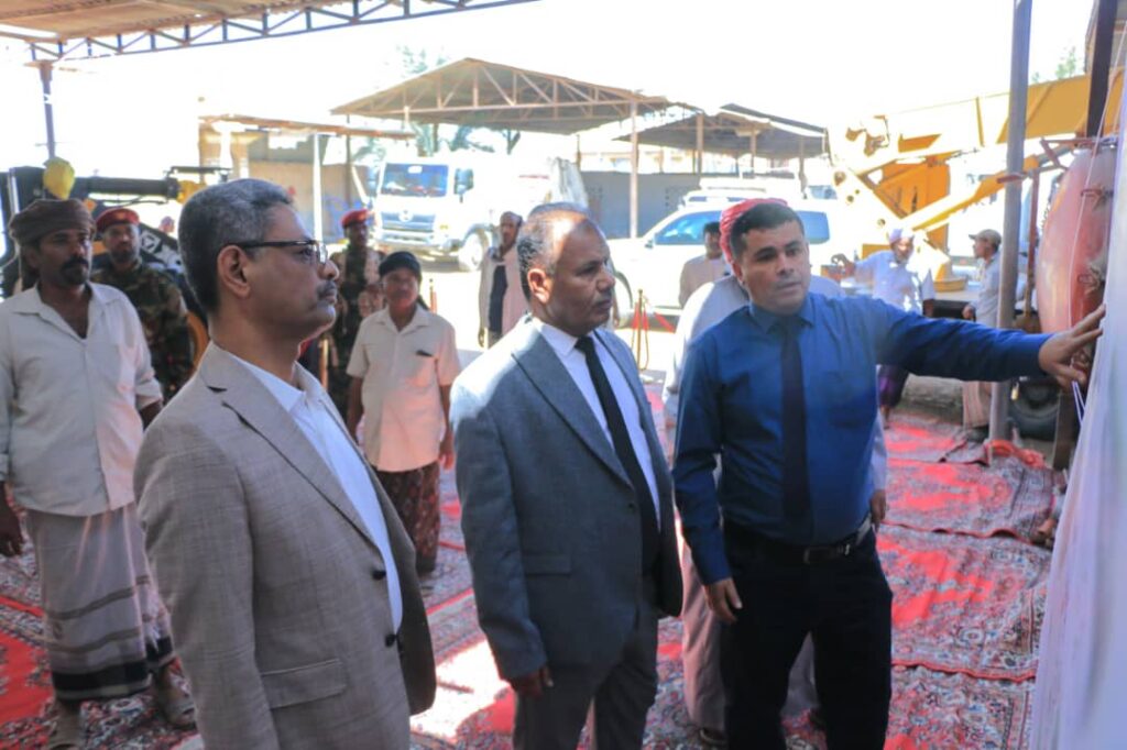 الوكيل العامري يطّلع على سير العمل بوحدة نظافة وتحسين مديرية سيئون ويشيد بجهود العاملين فيها الوكيل العامري يطّلع على سير العمل بوحدة نظافة وتحسين مديرية سيئون ويشيد بجهود العاملين فيها