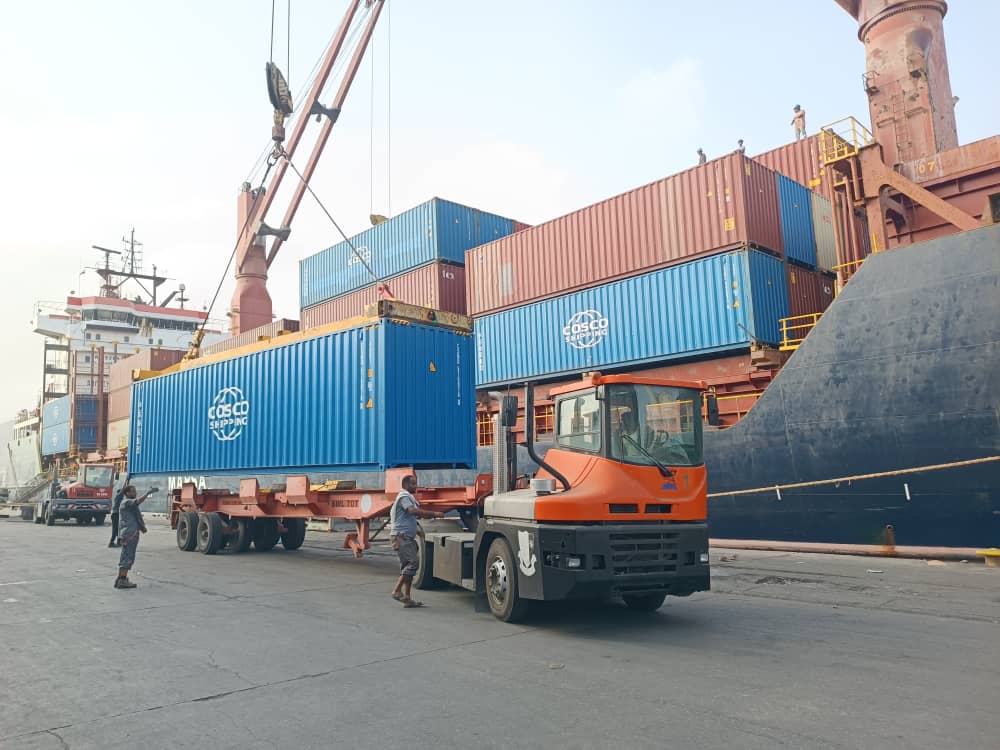 ميناء المكلا يشهد تحسنًا ملحوظًا في الحركة الملاحية واستقبال البواخر المتنوعة ميناء المكلا يشهد تحسنًا ملحوظًا في الحركة الملاحية واستقبال البواخر المتنوعة