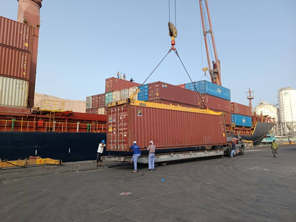 ميناء المكلا يشهد تحسنًا ملحوظًا في الحركة الملاحية واستقبال البواخر المتنوعة ميناء المكلا يشهد تحسنًا ملحوظًا في الحركة الملاحية واستقبال البواخر المتنوعة