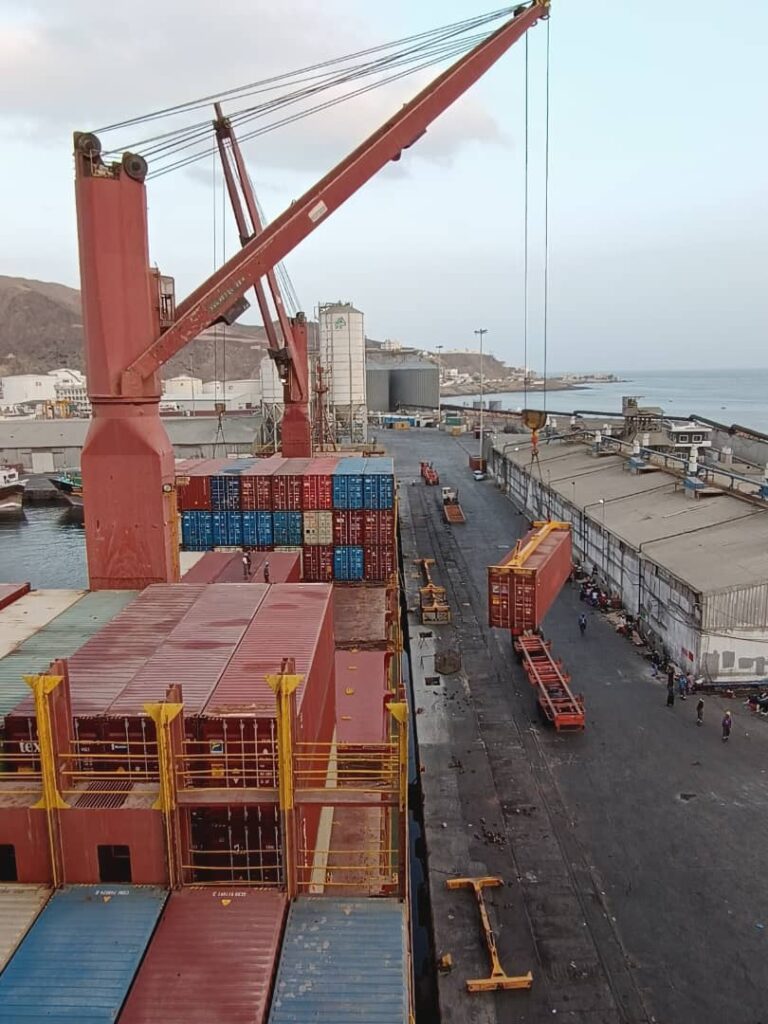 ميناء المكلا يشهد تحسنًا ملحوظًا في الحركة الملاحية واستقبال البواخر المتنوعة ميناء المكلا يشهد تحسنًا ملحوظًا في الحركة الملاحية واستقبال البواخر المتنوعة