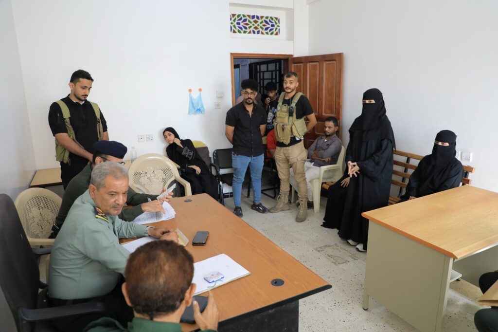 رئيس ووكيل المصلحة يتفقدان سير العمل بمركز الأحوال المدنية بالبريقة رئيس ووكيل المصلحة يتفقدان سير العمل بمركز الأحوال المدنية بالبريقة