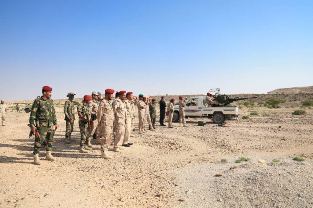 قائد المنطقة العسكرية الثانية يتفقد جاهزية لواء حضرموت بمناطق انتشاره في دوعن قائد المنطقة العسكرية الثانية يتفقد جاهزية لواء حضرموت بمناطق انتشاره في دوعن