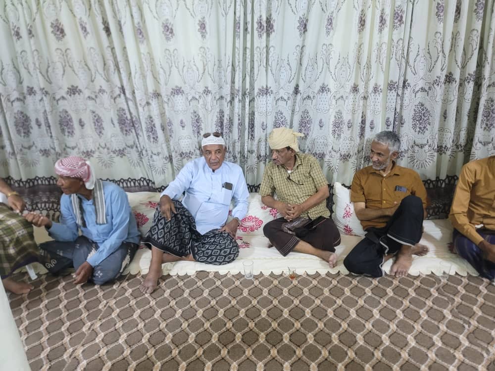 بحضور نجم المنتخب الوطني ونادي العروبة السعودي عبدالعزيز مصنوم ..ادارة وشخصيات فريق الأهلي بتاربة تزور الشيخ يسر محسن العامري للإطمئنان على صحته بحضور نجم المنتخب الوطني ونادي العروبة السعودي عبدالعزيز مصنوم ..ادارة وشخصيات فريق الأهلي بتاربة تزور الشيخ يسر محسن العامري للإطمئنان على صحته