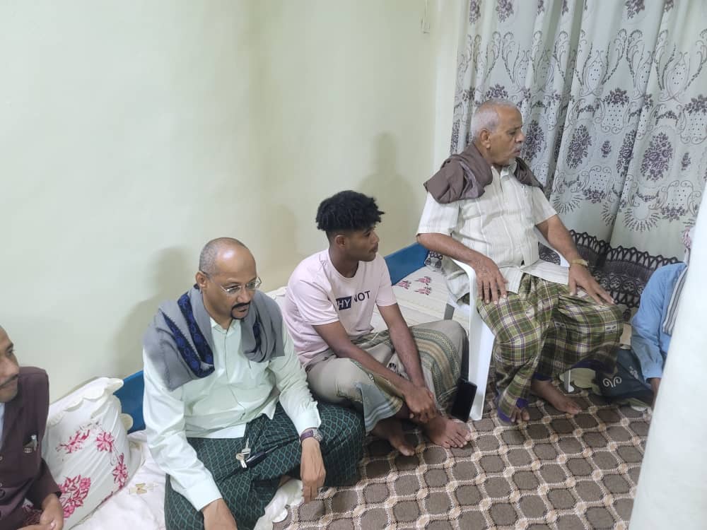 بحضور نجم المنتخب الوطني ونادي العروبة السعودي عبدالعزيز مصنوم ..ادارة وشخصيات فريق الأهلي بتاربة تزور الشيخ يسر محسن العامري للإطمئنان على صحته بحضور نجم المنتخب الوطني ونادي العروبة السعودي عبدالعزيز مصنوم ..ادارة وشخصيات فريق الأهلي بتاربة تزور الشيخ يسر محسن العامري للإطمئنان على صحته