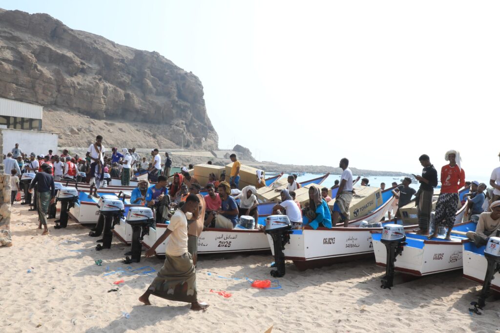 جرى خلاله توزيع "44" قارب صيد و "44" محركا بحريا ومعدات إصطياد متنوعة،، محافظ حضرموت يدشّن مشروع تحسين سبل العيش ودعم الصيادين بمدينة بروم جرى خلاله توزيع "44" قارب صيد و "44" محركا بحريا ومعدات إصطياد متنوعة،، محافظ حضرموت يدشّن مشروع تحسين سبل العيش ودعم الصيادين بمدينة بروم