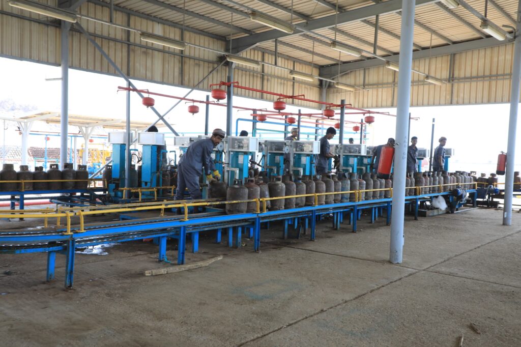 محافظ حضرموت يتفقد منشأة غاز بروم ويؤكد على أهمية تطوير قدراتها الإنتاجية والخزنية محافظ حضرموت يتفقد منشأة غاز بروم ويؤكد على أهمية تطوير قدراتها الإنتاجية والخزنية