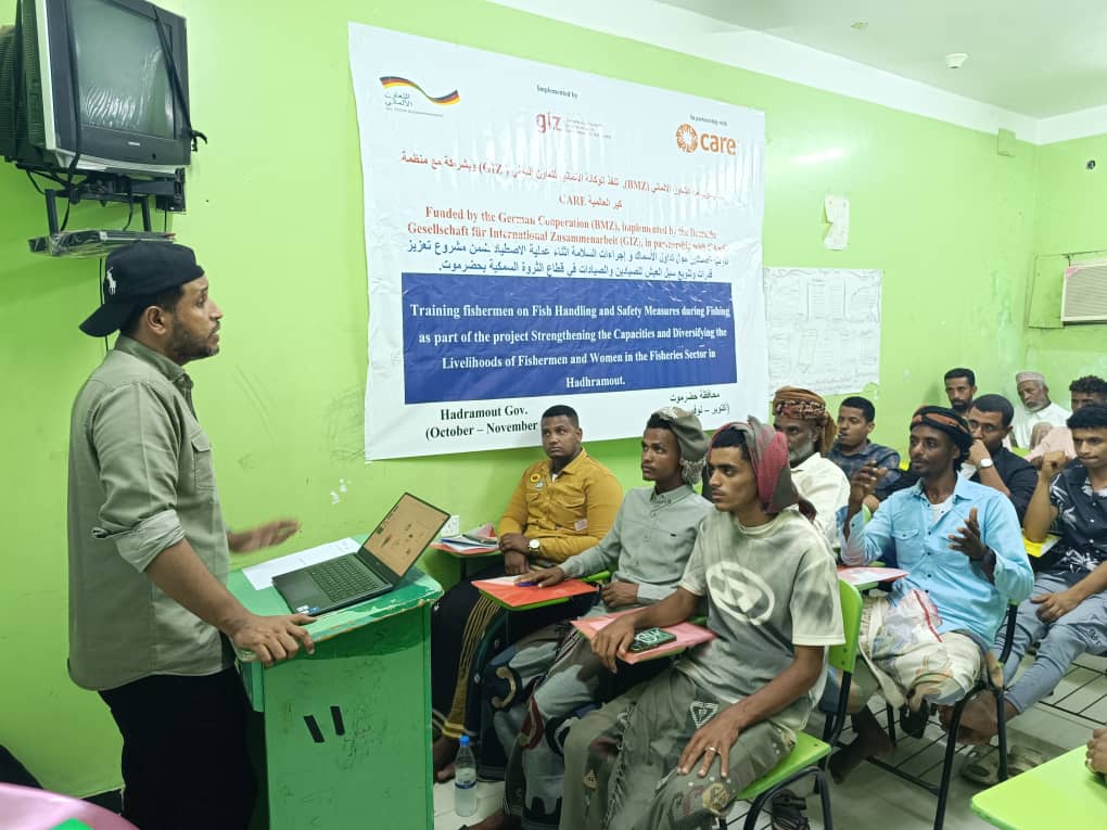 منظمة كير تدشن برنامجاً تدريبياً للصيادين حول تداول الأسماك وإجراءات السلامة بالتنسيق مع الهيئة العامة للمصائد السمكية في البحر العربي منظمة كير تدشن برنامجاً تدريبياً للصيادين حول تداول الأسماك وإجراءات السلامة بالتنسيق مع الهيئة العامة للمصائد السمكية في البحر العربي