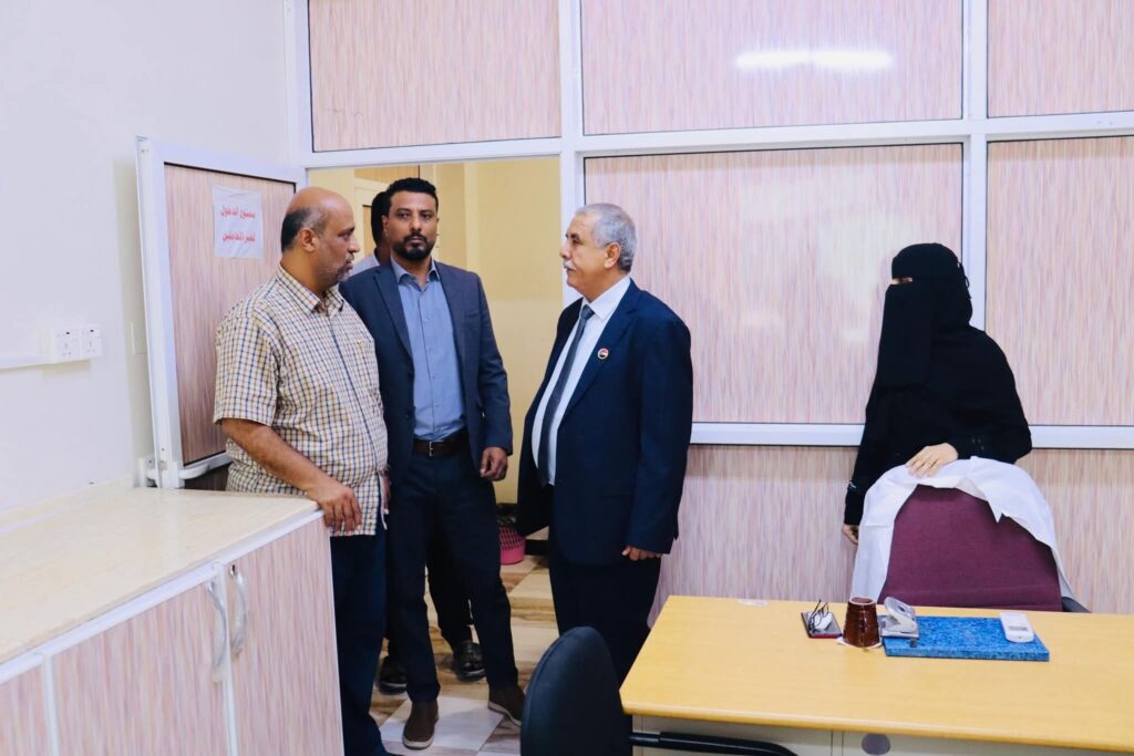 رئيس هيئة المصائد السمكية في البحر العربي والوكيل المساعد لقطاع شؤون الصيد التقليدي يلتقيان رئيس فريق التوجيه والرقابة الرئاسي رئيس هيئة المصائد السمكية في البحر العربي والوكيل المساعد لقطاع شؤون الصيد التقليدي يلتقيان رئيس فريق التوجيه والرقابة الرئاسي