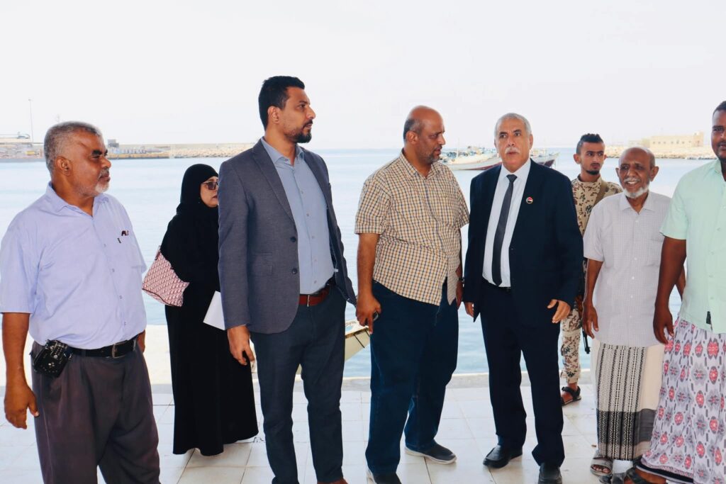 رئيس هيئة المصائد السمكية في البحر العربي والوكيل المساعد لقطاع شؤون الصيد التقليدي يلتقيان رئيس فريق التوجيه والرقابة الرئاسي رئيس هيئة المصائد السمكية في البحر العربي والوكيل المساعد لقطاع شؤون الصيد التقليدي يلتقيان رئيس فريق التوجيه والرقابة الرئاسي