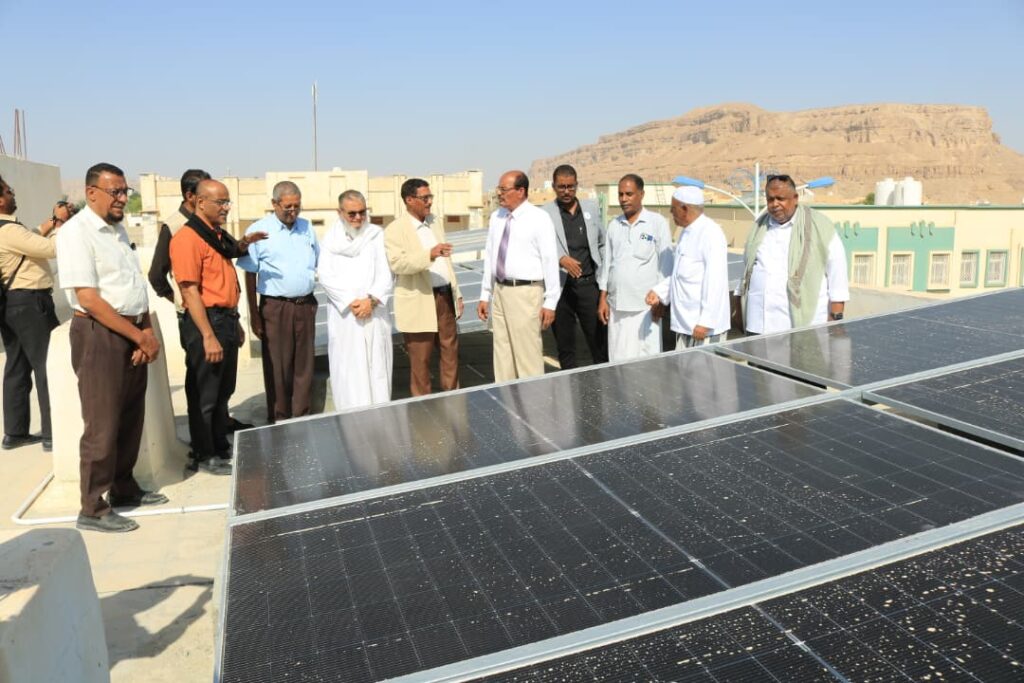 وكيل حضرموت المساعد يفتتح مشروع "إنارة درب 3" بمديرية تريم وكيل حضرموت المساعد يفتتح مشروع "إنارة درب 3" بمديرية تريم