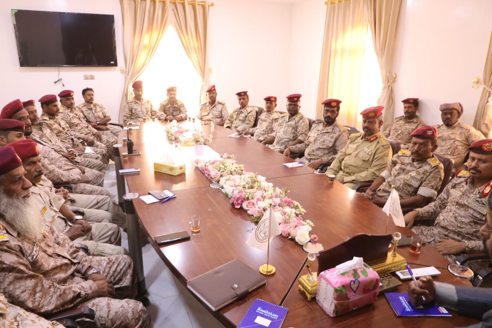 القائد الأعلى لقوات حماية حضرموت يعقد اجتماعًا بقيادة القوات والألوية العسكرية لمناقشة مستجدات الأوضاع وتعزيز الجاهزية القائد الأعلى لقوات حماية حضرموت يعقد اجتماعًا بقيادة القوات والألوية العسكرية لمناقشة مستجدات الأوضاع وتعزيز الجاهزية