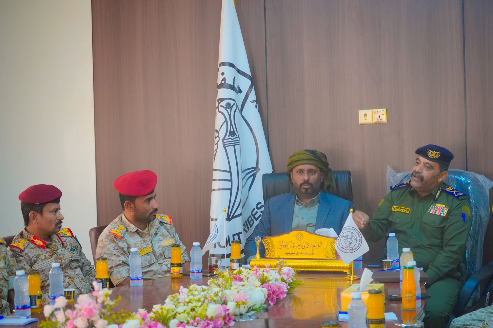 القائد الأعلى لقوات حماية حضرموت يعقد اجتماعًا بقيادة القوات والألوية العسكرية لمناقشة مستجدات الأوضاع وتعزيز الجاهزية القائد الأعلى لقوات حماية حضرموت يعقد اجتماعًا بقيادة القوات والألوية العسكرية لمناقشة مستجدات الأوضاع وتعزيز الجاهزية